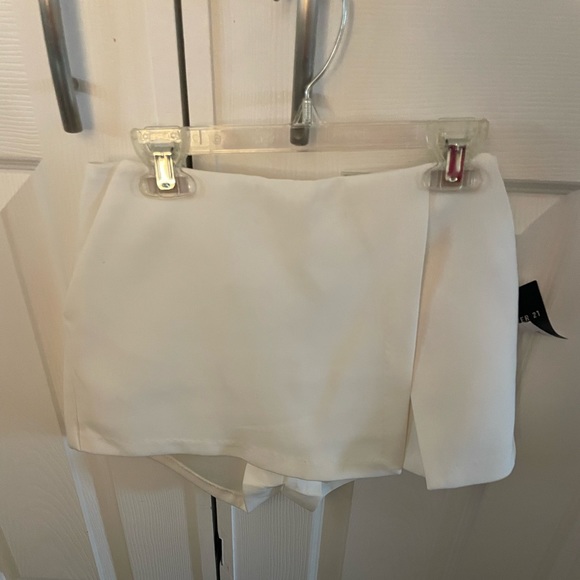 Brand new white skort - Picture 3 of 3